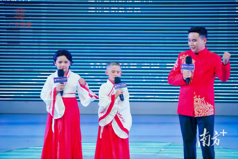 这股热潮涌, 用语言文字